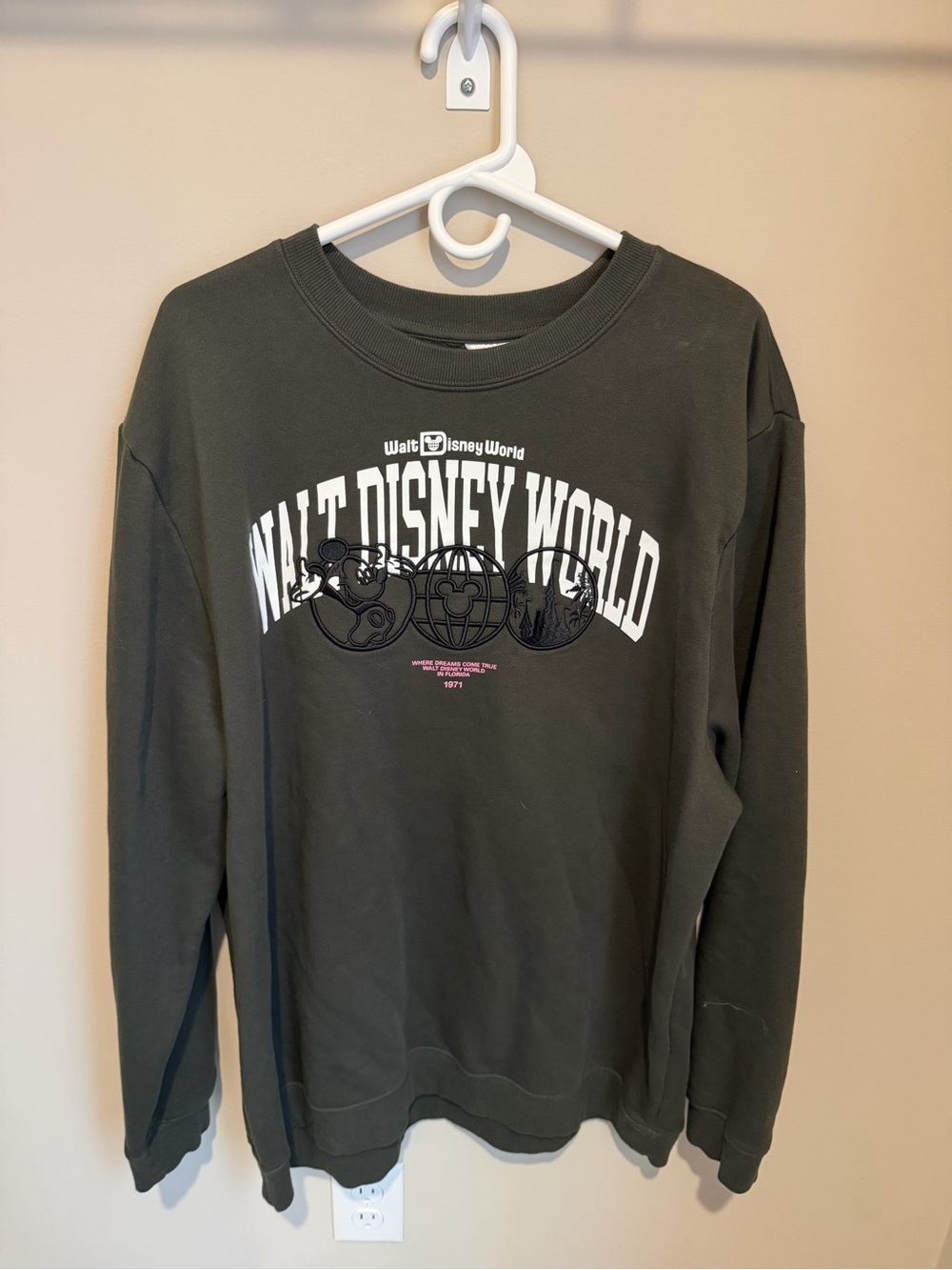 Walt Disney World ''Where Dreams Come True'' Pullover Sweatshirt for Adults XL